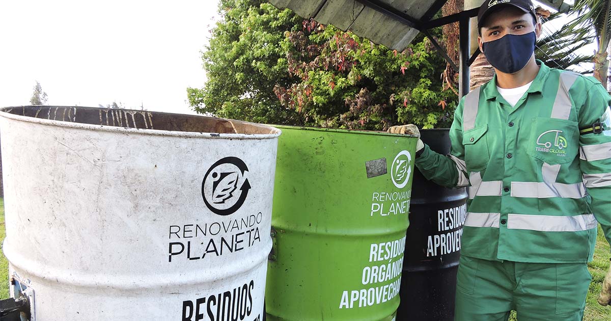 https://www.trashglobal.com/images/blog/recipientes-de-basura-para-reciclaje-en-bogota.jpg